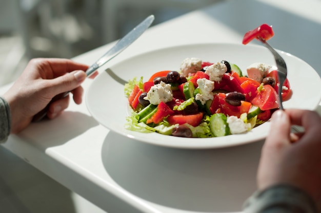 pranzo con insalata greca fresca