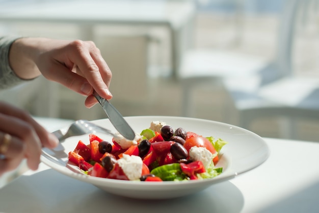 pranzo con insalata greca fresca