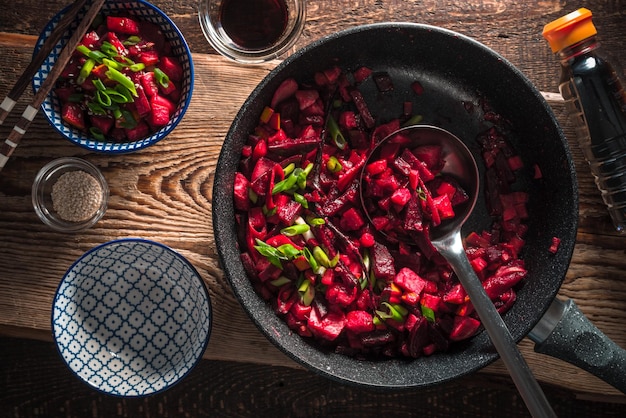 Pranzo con verdure e salsa di soia