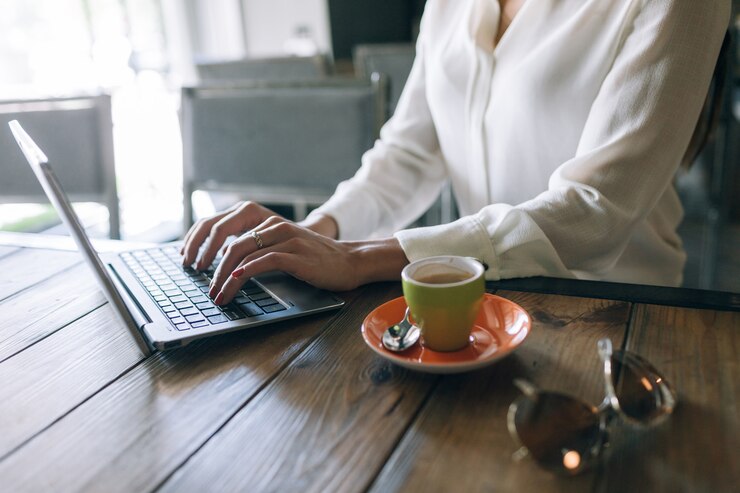 Foto pranzo della signora d'affari. lavorare al bar con il laptop