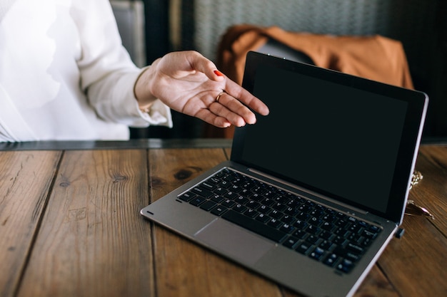 pranzo della signora d'affari. lavorare al bar con il laptop