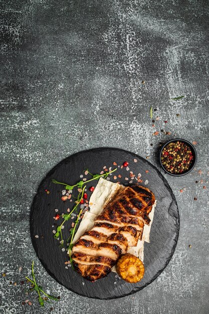 Pranzo di dieta chetogenica cheto o paleo Filetto di pollo alla griglia Petti di pollo alla griglia su piatto di ardesia Filetto di pollo arrosto con verdure Tendenza alimentare salutare