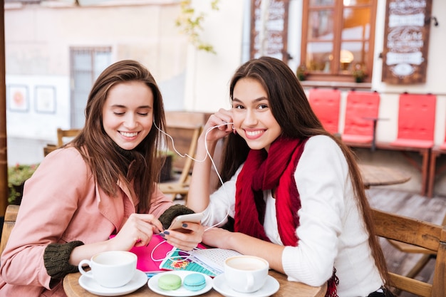 Pranzo di due amiche della moda.