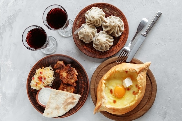 Pranzo di lavoro di khachapuri, khinkali e barbecue con contorno