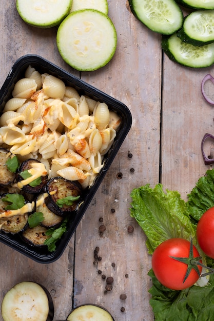 Pranzo di lavoro in scatole per alimenti, ali di pollo arrosto, verdure al vapore, carne in umido, pasto pronto da mangiare