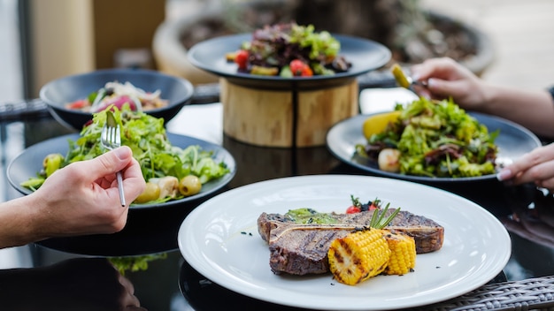 Pranzo di lavoro mangiando partner di uno stile di vita sano