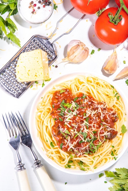 Pranzo di pasta italiana mediterranea Pasta classica con salsa alla marinara spaghetti con salsa di pomodoro formaggio erbe fresche