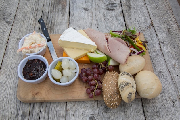 Pranzo di Ploughmans spalmato sul tavolo