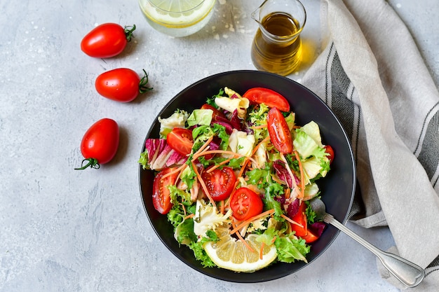 pranzo dietetico insalata di verdure fresche dal pomodoro, lattuga