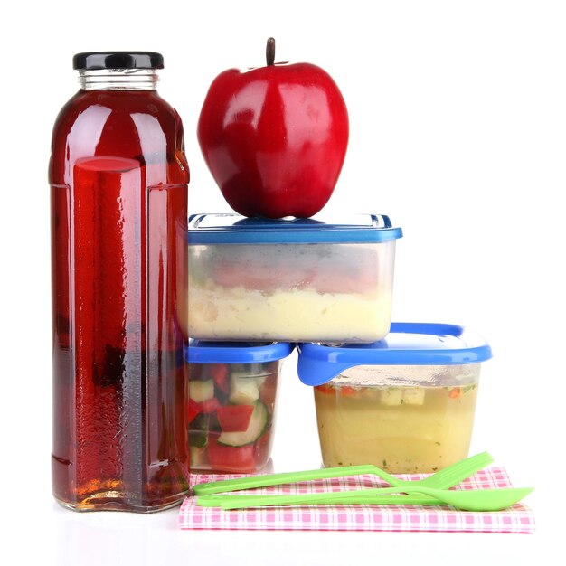 Pranzo gustoso in contenitori di plastica isolati su bianco