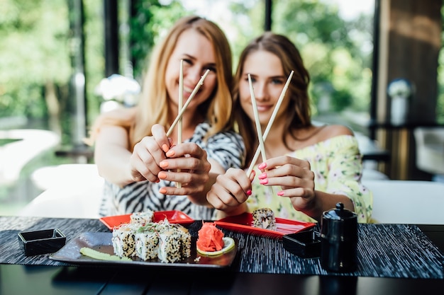 Pranzo in un ristorante cinese sulla terrazza estiva