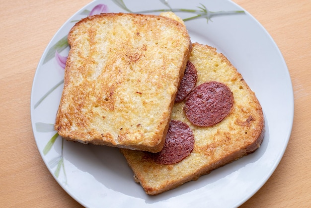 Pranzo o colazione con panino caldo e salsicciaxA