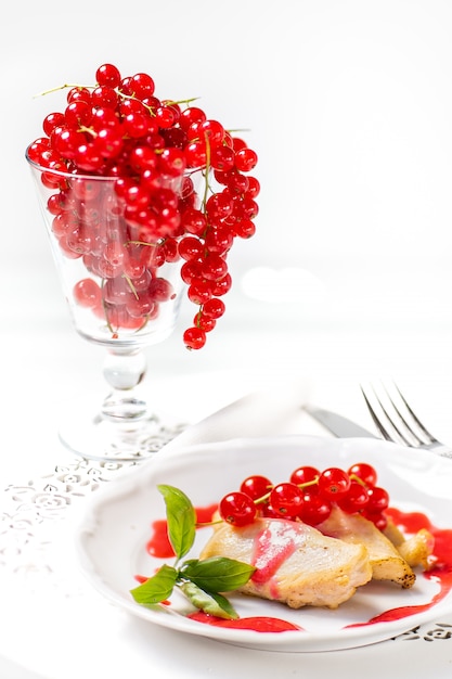 Pranzo, petto di pollo con salsa di ribes