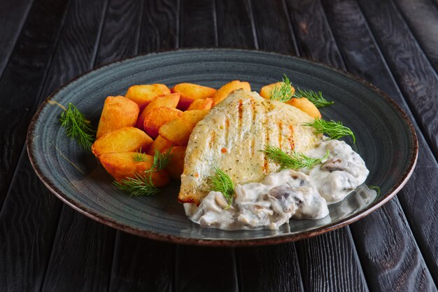 Pranzo Ruskic Filetto di pollo alla griglia con palline di patate e salsa di funghi cremosa