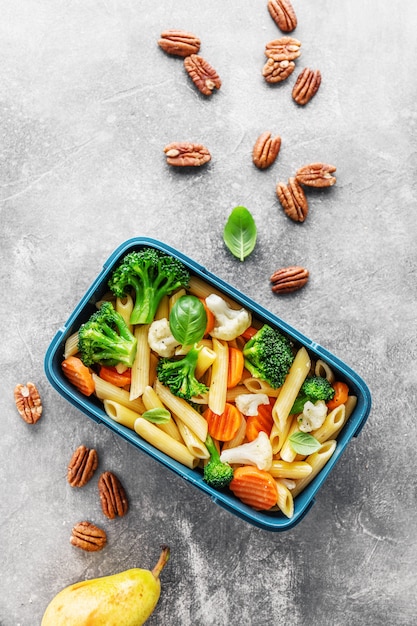 Pranzo sano da servire in scatola con verdure