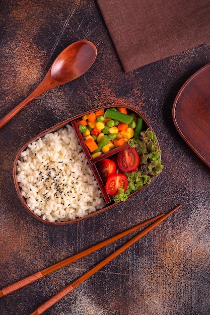 Pranzo sano in bento box giapponese in legno