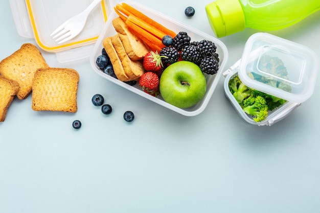 Pranzo sano per andare confezionato nella scatola del pranzo