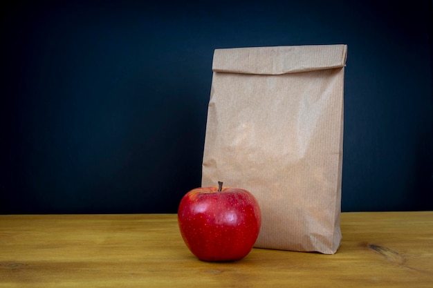 Pranzo scolastico delizioso e salutare con sacchetto di carta