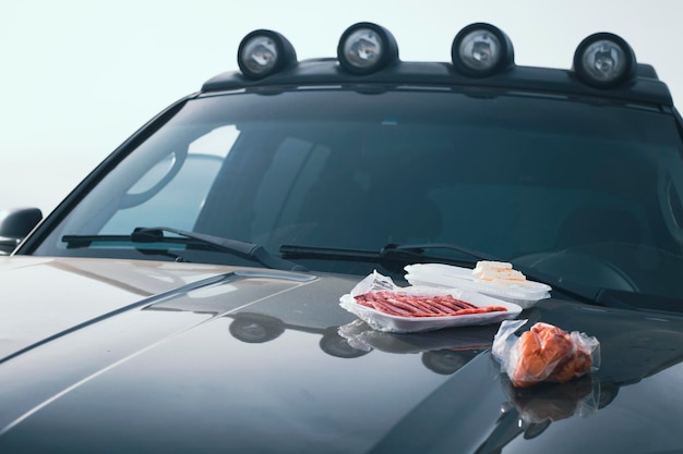 Pranzo sul cofano di un'auto