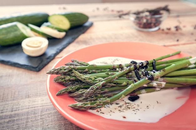 Pranzo vegetariano con asparagi, cucambers e uova