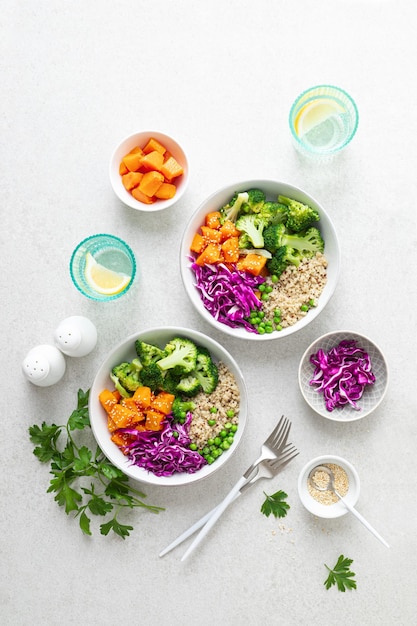 Pranzo vegetariano di quinoa e broccoli Ciotola di Buddha con forno