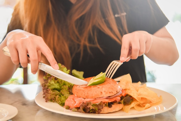 Pranzo veloce Bagel di salmone affumicato con insalata e patatine