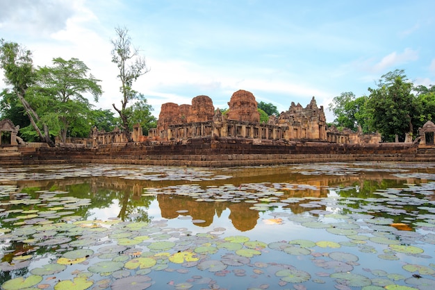 Prasat Muang Tam è un tempio Khmer nel distretto di Prakhon Chai, provincia di Buri Ram, Tailandia.