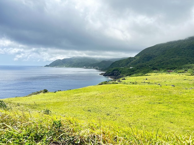 Prateria in tutta l'isola di Taiwan Lanyu in riva al mare