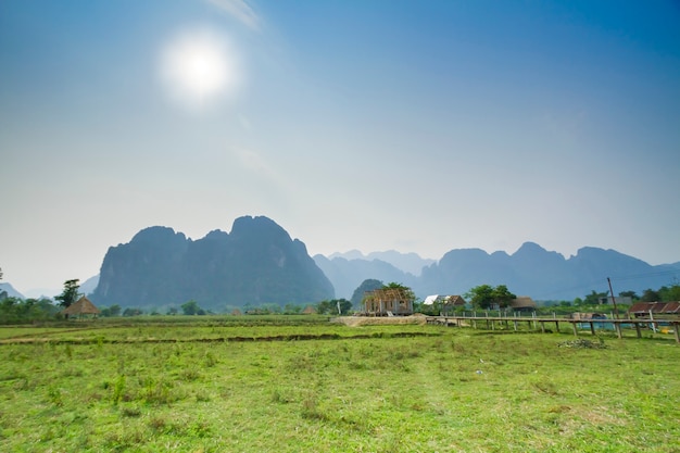 Prati e campi con le montagne al tramonto, Vang Vieng, Laos