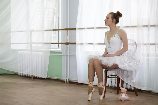Pratica del ballerino di balletto della ragazza graziosa