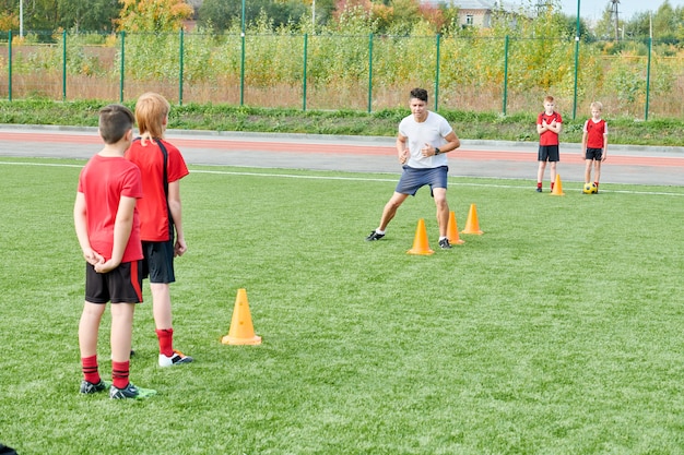 Pratica di calcio all'aperto