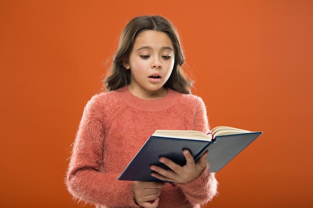 Pratica di lettura per bambini Letteratura per bambini Libro in attesa di una ragazza leggi la storia su sfondo arancione Il bambino si diverte a leggere il libro Concetto di negozio di libri Meravigliosi libri gratuiti per bambini disponibili per la lettura