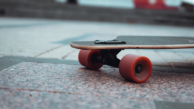 Pratica di skateboard Freestyle Extreme Sports Concept - longboard