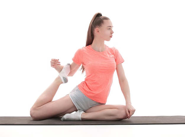 Pratica di yoga giovane donna in abbigliamento sportivo formazione posizione yoga