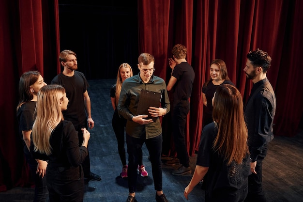 Pratica in corso Gruppo di attori in abiti scuri durante le prove in teatro