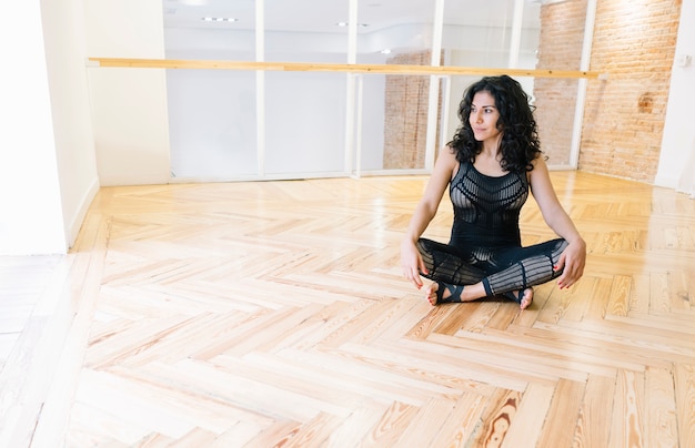 Pratica yoga donna bruna