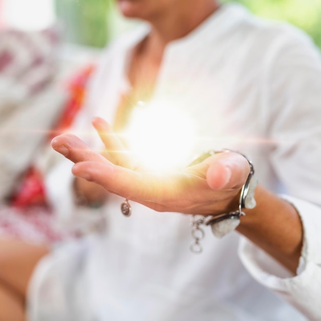 Praticante che riceve energia positiva meditando sulla capacità di ricevere