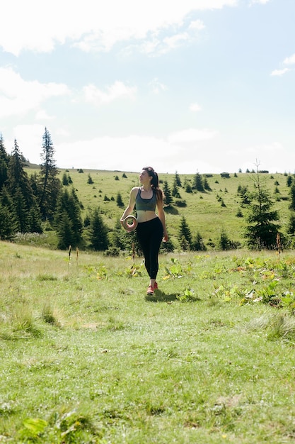 Praticante di yoga femminile giovane e in buona salute