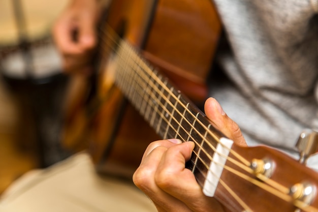 Praticare nel suonare la chitarra