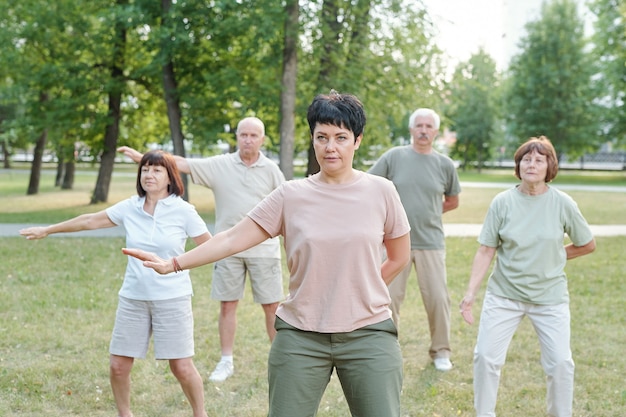 Praticare qigong nel parco