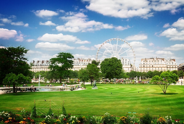 Prato del giardino delle Tuileries al giorno d'estate, Parigi, Francia, dai toni retrò