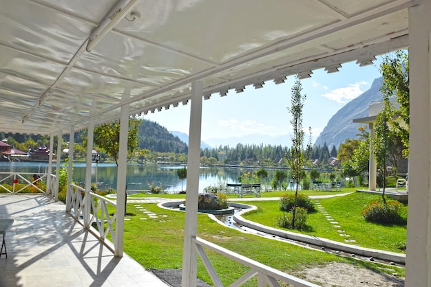 Prato sul lato del lago skardu Pakistan