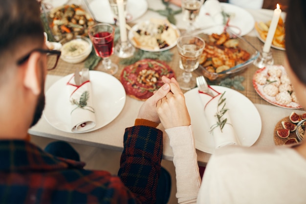 Pregare a cena Primo piano