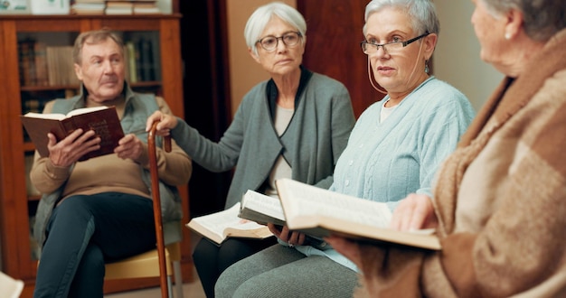 Pregare l'adorazione e la comunità con le persone nello studio biblico per il sostegno cristiano e spirituale Consigliare la fede e la religione con il gruppo di preghiera in chiesa per la connessione speranza e l'incontro insieme