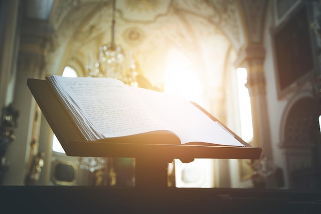 Pregare nella Bibbia della chiesa o nel libro di preghiere sull'altare