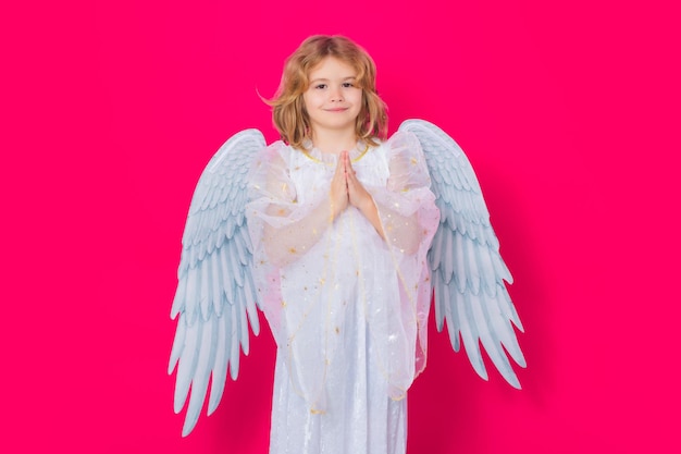 Preghiera dell'angelo bambini san valentino bambino biondo carino con ali d'angelo su sfondo giallo studio ha