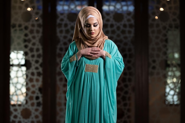 Preghiera della donna alla moschea