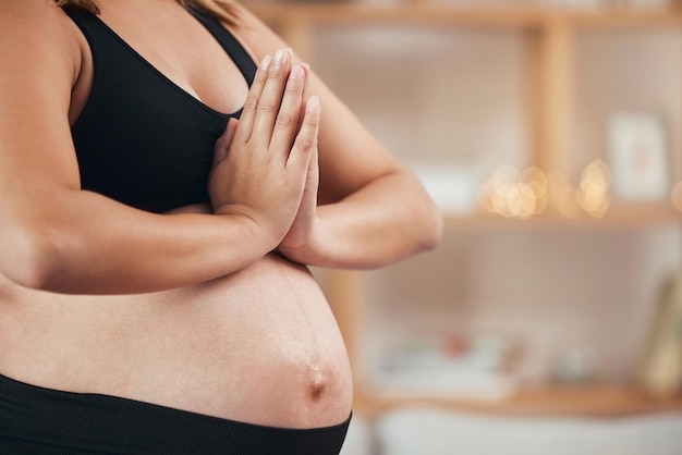 Preghiera yoga e stomaco della donna incinta con guarigione fitness e salute per benessere stile di vita spa e mani di pace Preghiera medita e calma gravidanza con addome per spiritualità e meditazione