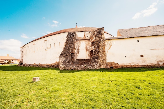Prejmer Romania Vista della chiesa fortificata potenti mura spesse in Transilvania Chiesa sassone fortificata medievale nel punto di riferimento della contea di Brasov