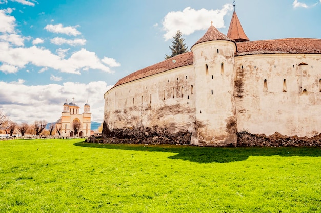 Prejmer Romania Vista della chiesa fortificata potenti mura spesse in Transilvania Chiesa sassone fortificata medievale nel punto di riferimento della contea di Brasov